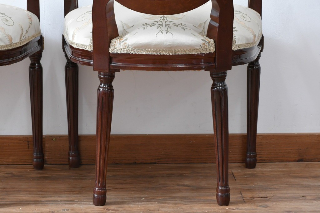 中古　スペイン高級家具　クラシカルな意匠が美しいオーバルバックのダイニングチェア2脚セット　(R-074501)