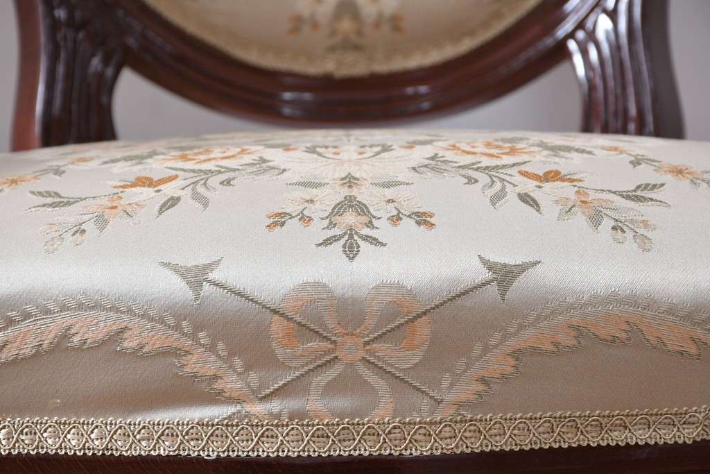 中古　スペイン高級家具　クラシカルな意匠が美しいオーバルバックのダイニングチェア2脚セット　(R-074501)