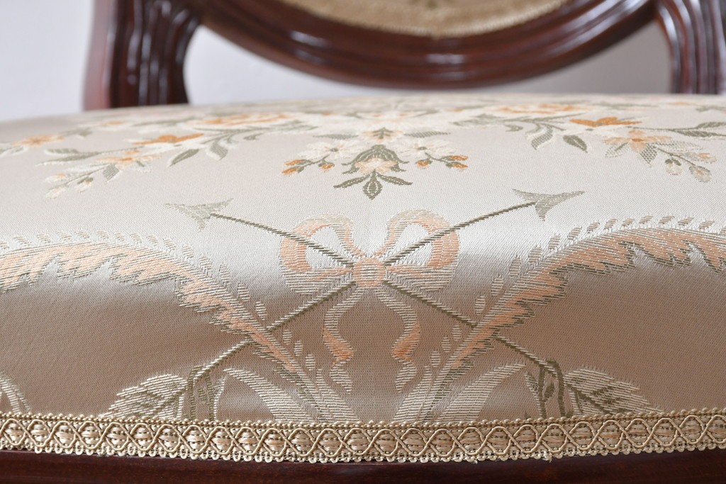 中古　スペイン高級家具　クラシカルな意匠が美しいオーバルバックのダイニングチェア2脚セット　(R-074501)