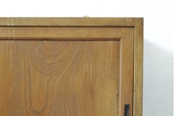 和製アンティーク　前面欅(ケヤキ)材　木製の取っ手が個性的な引き出し5杯付き収納棚(戸棚、サイドボード、ローボード、サイドキャビネット)(R-074502)