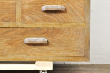 和製アンティーク　前面欅(ケヤキ)材　木製の取っ手が個性的な引き出し5杯付き収納棚(戸棚、サイドボード、ローボード、サイドキャビネット)(R-074502)