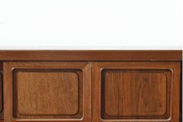 和製ビンテージ　未使用　展示品　花梨(カリン)材　落ち着いた佇まいが魅力的な置き床(置床、収納棚、戸棚、飾り棚、ローボード、テレビ台、テレビボード、ヴィンテージ)(R-074507)