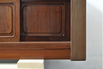 和製ビンテージ　未使用　展示品　花梨(カリン)材　落ち着いた佇まいが魅力的な置き床(置床、収納棚、戸棚、飾り棚、ローボード、テレビ台、テレビボード、ヴィンテージ)(R-074507)
