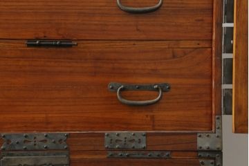 和製アンティーク　特注!!　上手物!!　漆塗り　堂々とした佇まいの重ね総桐箪笥(時代箪笥、和タンス、総桐たんす、収納箪笥、衣装箪笥、重ね箪笥、引き出し)(R-074512)