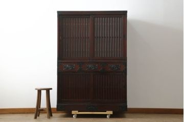 中古　美品!!　欅(けやき)産業　拭き漆塗り　仙台箪笥　立派な金具が目を引く三.五尺水屋箪笥150KC-72(重ねタンス、食器棚、戸棚、収納棚、キャビネット)(定価約93万円)(R-074514)