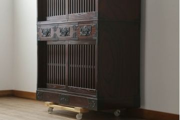 中古　美品!!　欅(けやき)産業　拭き漆塗り　仙台箪笥　立派な金具が目を引く三.五尺水屋箪笥150KC-72(重ねタンス、食器棚、戸棚、収納棚、キャビネット)(定価約93万円)(R-074514)