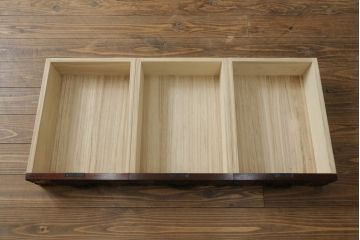 中古　美品!!　欅(けやき)産業　拭き漆塗り　仙台箪笥　立派な金具が目を引く三.五尺水屋箪笥150KC-72(重ねタンス、食器棚、戸棚、収納棚、キャビネット)(定価約93万円)(R-074514)