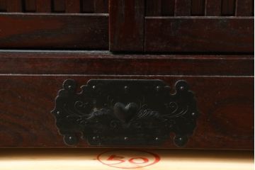 中古　美品!!　欅(けやき)産業　拭き漆塗り　仙台箪笥　立派な金具が目を引く三.五尺水屋箪笥150KC-72(重ねタンス、食器棚、戸棚、収納棚、キャビネット)(定価約93万円)(R-074514)