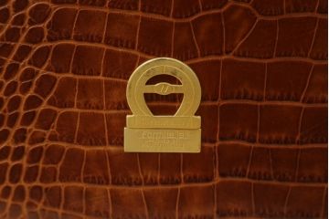 中古　イタリア　Formitalia(フォルミタリア)　PAOLO GUCCI(パオロ　グッチ)　本革(レザー)　斬新なデザインで存在感抜群の1人掛けソファ(アームソファ、一人掛け、1Pソファ)(R-074515)