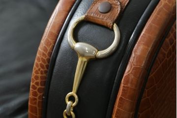 中古　イタリア　Formitalia(フォルミタリア)　PAOLO GUCCI(パオロ　グッチ)　本革(レザー)　斬新なデザインで存在感抜群の1人掛けソファ(アームソファ、一人掛け、1Pソファ)(R-074515)