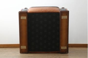 中古　イタリア　Formitalia(フォルミタリア)　PAOLO GUCCI(パオロ　グッチ)　本革(レザー)　斬新なデザインで存在感抜群の1人掛けソファ(アームソファ、一人掛け、1Pソファ)(R-074515)