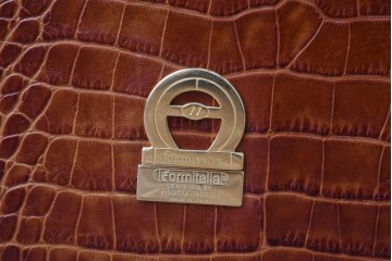 中古　イタリア　Formitalia(フォルミタリア)　PAOLO GUCCI(パオロ　グッチ)　本革(レザー)　斬新なデザインで存在感抜群の1人掛けソファ　(R-074515)