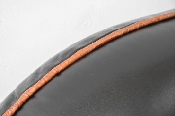 中古　イタリア　Formitalia(フォルミタリア)　PAOLO GUCCI(パオロ　グッチ)　本革(レザー)　斬新なデザインで存在感抜群の1人掛けソファ　(R-074515)