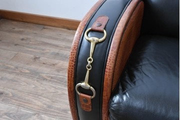 中古　イタリア　Formitalia(フォルミタリア)　PAOLO GUCCI(パオロ　グッチ)　本革(レザー)　斬新なデザインで存在感抜群の1人掛けソファ　(R-074515)