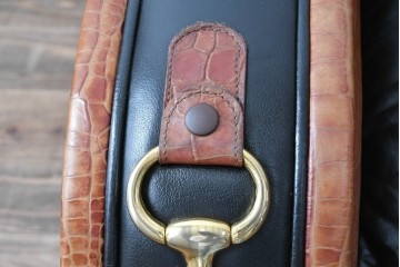 中古　イタリア　Formitalia(フォルミタリア)　PAOLO GUCCI(パオロ　グッチ)　本革(レザー)　斬新なデザインで存在感抜群の1人掛けソファ　(R-074515)