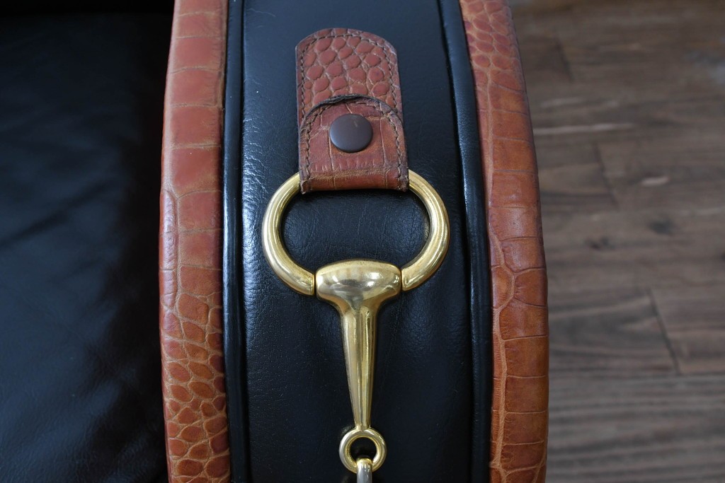 中古　イタリア　Formitalia(フォルミタリア)　PAOLO GUCCI(パオロ　グッチ)　本革(レザー)　斬新なデザインで存在感抜群の1人掛けソファ　(R-074515)