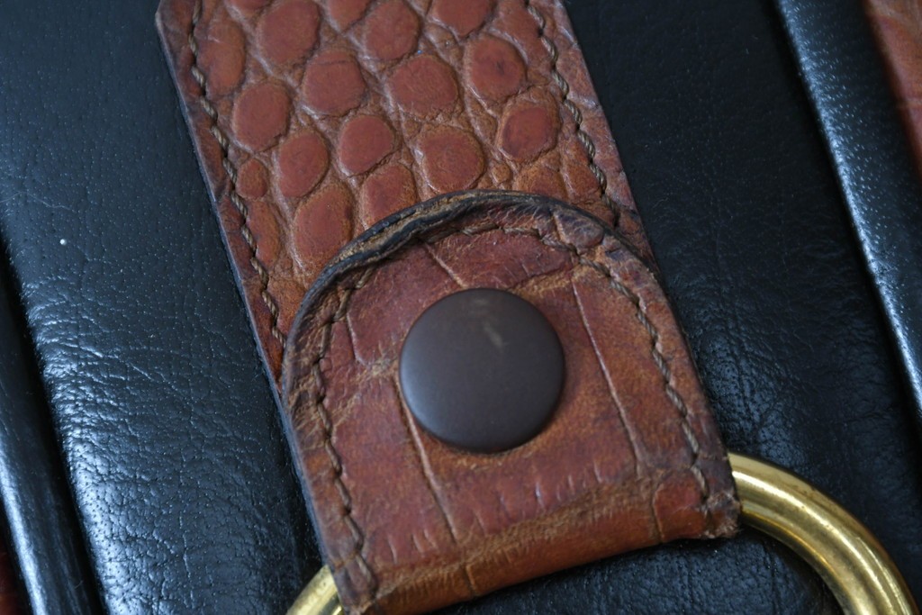 中古　イタリア　Formitalia(フォルミタリア)　PAOLO GUCCI(パオロ　グッチ)　本革(レザー)　斬新なデザインで存在感抜群の1人掛けソファ　(R-074515)