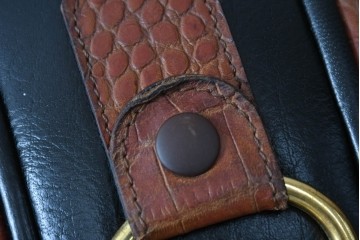 中古　イタリア　Formitalia(フォルミタリア)　PAOLO GUCCI(パオロ　グッチ)　本革(レザー)　斬新なデザインで存在感抜群の1人掛けソファ　(R-074515)