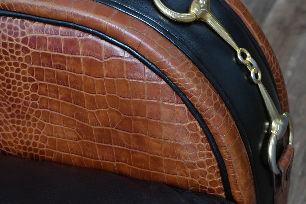 中古　イタリア　Formitalia(フォルミタリア)　PAOLO GUCCI(パオロ　グッチ)　本革(レザー)　斬新なデザインで存在感抜群の1人掛けソファ　(R-074515)