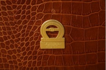 中古　イタリア　Formitalia(フォルミタリア)　PAOLO GUCCI(パオロ　グッチ)　本革(レザー)　斬新なデザインで存在感抜群の1人掛けソファ(アームソファ、一人掛け、1Pソファ)(R-074516)
