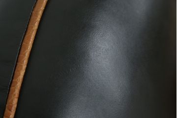 中古　イタリア　Formitalia(フォルミタリア)　PAOLO GUCCI(パオロ　グッチ)　本革(レザー)　斬新なデザインで存在感抜群の1人掛けソファ(アームソファ、一人掛け、1Pソファ)(R-074516)