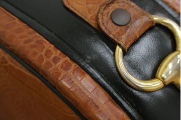 中古　イタリア　Formitalia(フォルミタリア)　PAOLO GUCCI(パオロ　グッチ)　本革(レザー)　斬新なデザインで存在感抜群の1人掛けソファ(アームソファ、一人掛け、1Pソファ)(R-074516)