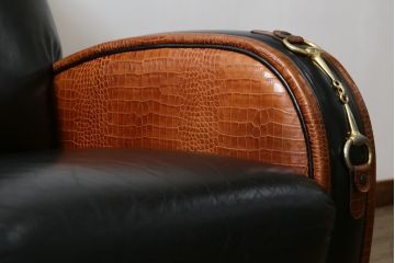 中古　イタリア　Formitalia(フォルミタリア)　PAOLO GUCCI(パオロ　グッチ)　本革(レザー)　斬新なデザインで存在感抜群の1人掛けソファ(アームソファ、一人掛け、1Pソファ)(R-074516)