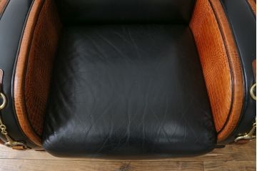 中古　イタリア　Formitalia(フォルミタリア)　PAOLO GUCCI(パオロ　グッチ)　本革(レザー)　斬新なデザインで存在感抜群の1人掛けソファ(アームソファ、一人掛け、1Pソファ)(R-074516)