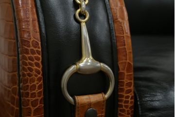 中古　イタリア　Formitalia(フォルミタリア)　PAOLO GUCCI(パオロ　グッチ)　本革(レザー)　斬新なデザインで存在感抜群の1人掛けソファ(アームソファ、一人掛け、1Pソファ)(R-074516)
