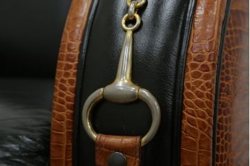 中古　イタリア　Formitalia(フォルミタリア)　PAOLO GUCCI(パオロ　グッチ)　本革(レザー)　斬新なデザインで存在感抜群の1人掛けソファ(アームソファ、一人掛け、1Pソファ)(R-074516)