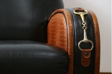 中古　イタリア　Formitalia(フォルミタリア)　PAOLO GUCCI(パオロ　グッチ)　本革(レザー)　斬新なデザインで存在感抜群の1人掛けソファ(アームソファ、一人掛け、1Pソファ)(R-074516)