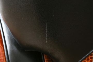 中古　イタリア　Formitalia(フォルミタリア)　PAOLO GUCCI(パオロ　グッチ)　本革(レザー)　斬新なデザインで存在感抜群の1人掛けソファ(アームソファ、一人掛け、1Pソファ)(R-074516)