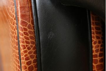中古　イタリア　Formitalia(フォルミタリア)　PAOLO GUCCI(パオロ　グッチ)　本革(レザー)　斬新なデザインで存在感抜群の1人掛けソファ(アームソファ、一人掛け、1Pソファ)(R-074516)