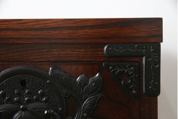 中古　美品　岩谷堂箪笥　品の良い金具が魅力のサイドボード(サイドキャビネット、引き出し、収納棚、戸棚、飾り棚、収納タンス)(R-074518)
