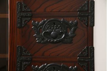 中古　美品　岩谷堂箪笥　品の良い金具が魅力のサイドボード(サイドキャビネット、引き出し、収納棚、戸棚、飾り棚、収納タンス)(R-074518)