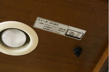 中古　カリモク家具(karimoku)　domani(ドマーニ)　Morganton(モーガントン)　ライトコニャック色　ディスプレイ什器におすすめ! 照明付きのガラスキャビネット(ガラスケース、飾り棚、陳列棚)(R-074520)