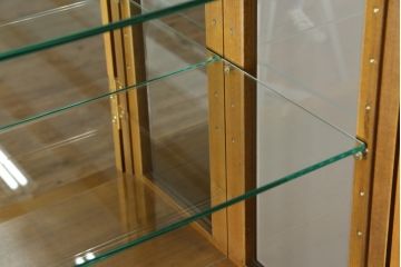中古　カリモク家具(karimoku)　domani(ドマーニ)　Morganton(モーガントン)　ライトコニャック色　ディスプレイ什器におすすめ! 照明付きのガラスキャビネット(ガラスケース、飾り棚、陳列棚)(R-074520)