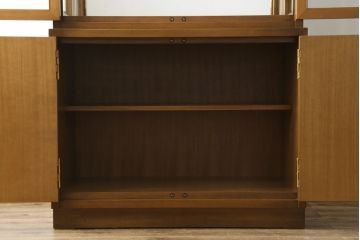 中古　カリモク家具(karimoku)　domani(ドマーニ)　Morganton(モーガントン)　ライトコニャック色　ディスプレイ什器におすすめ! 照明付きのガラスキャビネット(ガラスケース、飾り棚、陳列棚)(R-074520)