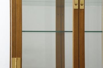 中古　カリモク家具(karimoku)　domani(ドマーニ)　Morganton(モーガントン)　ライトコニャック色　ディスプレイ什器におすすめ! 照明付きのガラスキャビネット(ガラスケース、飾り棚、陳列棚)(R-074520)