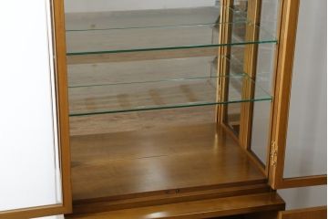 中古　カリモク家具(karimoku)　domani(ドマーニ)　Morganton(モーガントン)　ライトコニャック色　ディスプレイ什器におすすめ! 照明付きのガラスキャビネット(ガラスケース、飾り棚、陳列棚)(R-074521)