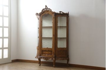 中古　美品!!　イタリア家具　繊細で優美な彫刻入りのロココ調キャビネット(キュリオケース、ガラスケース、ショーケース、飾り棚、店舗什器)(R-074527)