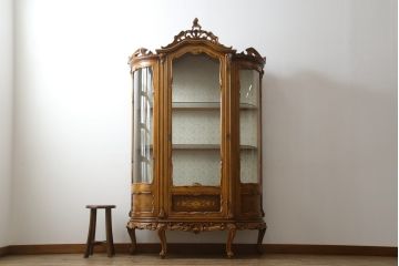 中古　美品!!　イタリア家具　繊細で優美な彫刻入りのロココ調キャビネット(キュリオケース、ガラスケース、ショーケース、飾り棚、店舗什器)(R-074527)