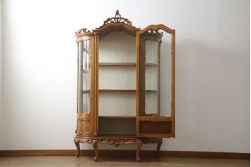 中古　美品!!　イタリア家具　繊細で優美な彫刻入りのロココ調キャビネット(キュリオケース、ガラスケース、ショーケース、飾り棚、店舗什器)(R-074527)