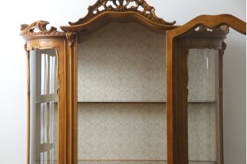 中古　美品!!　イタリア家具　繊細で優美な彫刻入りのロココ調キャビネット(キュリオケース、ガラスケース、ショーケース、飾り棚、店舗什器)(R-074527)