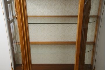 中古　美品!!　イタリア家具　繊細で優美な彫刻入りのロココ調キャビネット(キュリオケース、ガラスケース、ショーケース、飾り棚、店舗什器)(R-074527)