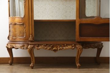 中古　美品!!　イタリア家具　繊細で優美な彫刻入りのロココ調キャビネット(キュリオケース、ガラスケース、ショーケース、飾り棚、店舗什器)(R-074527)