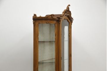 中古　美品!!　イタリア家具　繊細で優美な彫刻入りのロココ調キャビネット(キュリオケース、ガラスケース、ショーケース、飾り棚、店舗什器)(R-074527)