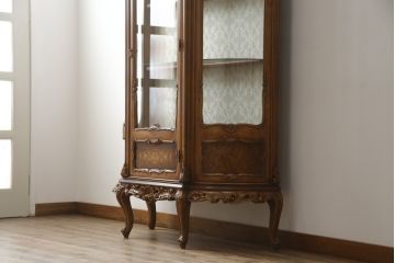 中古　美品!!　イタリア家具　繊細で優美な彫刻入りのロココ調キャビネット(キュリオケース、ガラスケース、ショーケース、飾り棚、店舗什器)(R-074527)