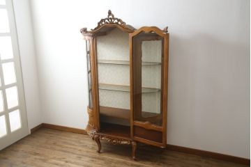 中古　美品!!　イタリア家具　繊細で優美な彫刻入りのロココ調キャビネット(キュリオケース、ガラスケース、ショーケース、飾り棚、店舗什器)(R-074527)