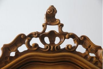 中古　美品!!　イタリア家具　繊細で優美な彫刻入りのロココ調キャビネット(キュリオケース、ガラスケース、ショーケース、飾り棚、店舗什器)(R-074527)